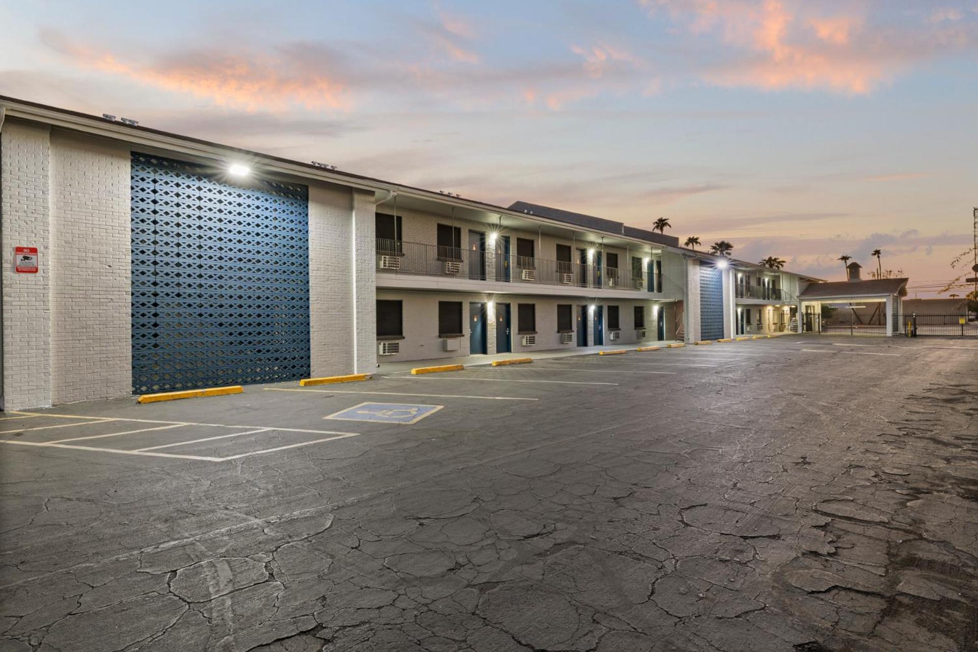 פיניקס Travel Inn מראה חיצוני תמונה
